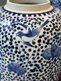 Une paire de pots et un vase en porcelaine de Chine en bleu et blanc, marque de Kangxi, 19&egrave;me