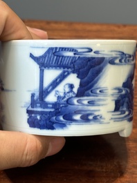 Vase de forme rouleau et un br&ucirc;le-parfum tripode en porcelaine de Chine en bleu et blanc, Kangxi