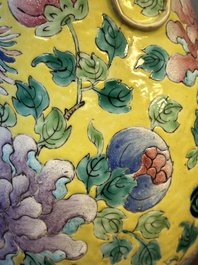 Paire de vases en porcelaine de Chine famille rose sur fond jaune pour le march&eacute; Straits ou Peranakan, 19&egrave;me