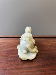 Een Chinese celadon jade sculptuur van een mythisch paard, 18e eeuw