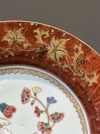 Assiette en porcelaine de Chine famille rose &agrave; bordure faux-bois, Yongzheng/Qianlong