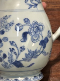 Deux verseuses couvertes en porcelaine de Chine en bleu et blanc &agrave; d&eacute;cor floral, Yongzheng/Qianlong