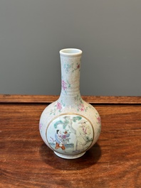 Vase de forme bouteille en porcelaine de Chine famille rose, marque de Qianlong, R&eacute;publique