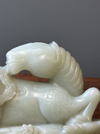 Een Chinese celadon jade sculptuur van een mythisch paard, 18e eeuw