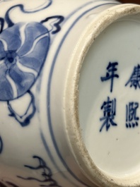 Een paar Chinese blauw-witte vazen met boeddhistische leeuwen, Kangxi merk, 19e eeuw