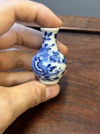 Tien Chinese blauw-witte vazen en snuifflessen, 19de eeuw