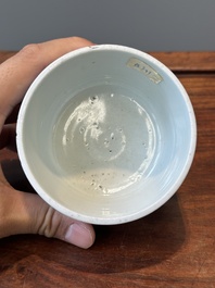 Vase de forme rouleau et un br&ucirc;le-parfum tripode en porcelaine de Chine en bleu et blanc, Kangxi