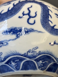 Vase de forme bouteille en porcelaine de Chine en bleu et blanc &agrave; d&eacute;cor de dragons, marque de Yongzheng, 19&egrave;me