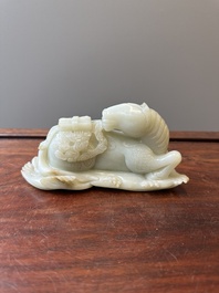 Een Chinese celadon jade sculptuur van een mythisch paard, 18e eeuw