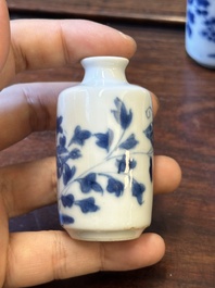 Tien Chinese blauw-witte vazen en snuifflessen, 19de eeuw