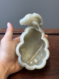 Lave-pinceaux en jade c&eacute;ladon en forme de fleur avec t&ecirc;te de b&eacute;lier, Chine, 17&egrave;me