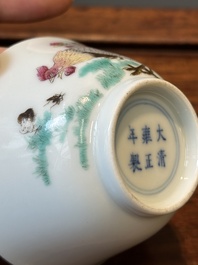 Tasse en porcelaine de Chine famille rose &agrave; d&eacute;cor de coq, marque de Yongzheng, 18/19&egrave;me