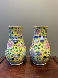 Paire de vases en porcelaine de Chine famille rose sur fond jaune pour le march&eacute; Straits ou Peranakan, 19&egrave;me