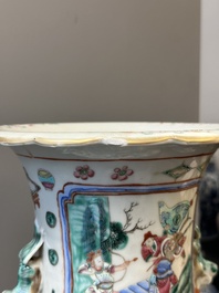 Paire de vases en porcelaine de Chine famille rose &agrave; d&eacute;cor narratif, 19&egrave;me