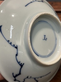 Sept tasses et six soucoupes en porcelaine de Chine en bleu et blanc, &eacute;poque Transition/d&eacute;but Kangxi
