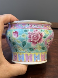 Deux bols en porcelaine de Chine famille rose pour le march&eacute; Straits ou Peranakan, 19&egrave;me