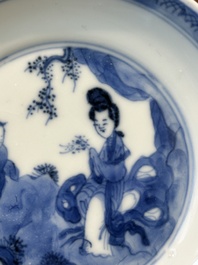 Quatre soucoupes en porcelaine de Chine en bleu et blanc et une tasse &agrave; sujet &eacute;rotique, Kangxi