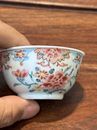 Neuf tasses et huit soucoupes en porcelaine de Chine famille rose, Yongzheng/Qianlong