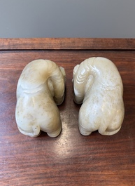 Paire de sculptures d'&eacute;l&eacute;phants en jade blanc et rouille, Chine, Qianlong