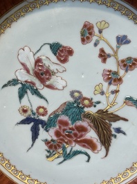 Assiette en porcelaine de Chine famille rose &agrave; bordure faux-bois, Yongzheng/Qianlong