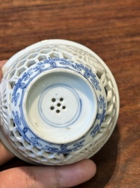 Een zeldzame Chinese opengewerkte dubbelwandige blauw-witte kop, Kangxi
