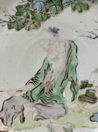 Een Chinese famille verte schotel, een famille rose bassin en een schotel, 19e eeuw