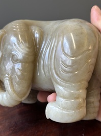 Een paar Chinese witte en roodbruine jade sculpturen van een olifant, Qianlong