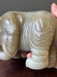 Paire de sculptures d'&eacute;l&eacute;phants en jade blanc et rouille, Chine, Qianlong