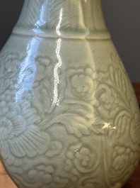 Een Chinese monochrome celadon geglazuurde vaas met floraal anhua decor, Kangxi