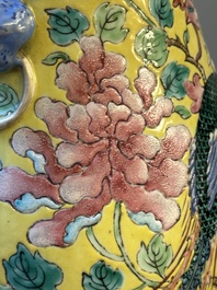 Paire de vases en porcelaine de Chine famille rose sur fond jaune pour le march&eacute; Straits ou Peranakan, 19&egrave;me