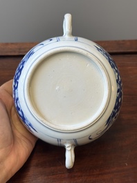 Bouteille de forme carr&eacute;e en porcelaine de Chine en bleu et blanc &agrave; d&eacute;cor des 'Longues Dames' et un bol couvert, Kangxi