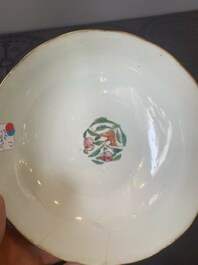 Une paire de bols en porcelaine de Chine famille rose et une assiette de style Dayazhai &agrave; d&eacute;cor de dragon, marque de Jiaqing, 19/20&egrave;me