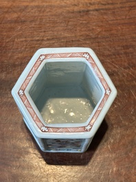 Pot &agrave; pinceaux de forme hexagonale en porcelaine de Chine famille rose, Yongzheng