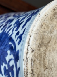 Pot en porcelaine de Chine en bleu et blanc &agrave; d&eacute;cor de rinceaux de lotus au couvercle et socle en bois, Kangxi