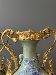 Een paar Chinese blauw-witte vazen met celadon fondkleur en vergulde bronzen monturen, 19e eeuw