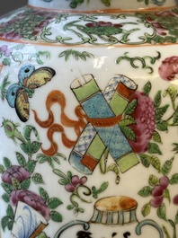 Paire de vases en porcelaine de Chine famille rose de Canton sur socles en bois, 19&egrave;me