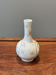 Vase de forme bouteille en porcelaine de Chine famille rose, marque de Qianlong, R&eacute;publique