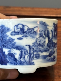 Vase de forme rouleau et un br&ucirc;le-parfum tripode en porcelaine de Chine en bleu et blanc, Kangxi