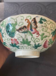 Une paire de bols en porcelaine de Chine famille rose et une assiette de style Dayazhai &agrave; d&eacute;cor de dragon, marque de Jiaqing, 19/20&egrave;me