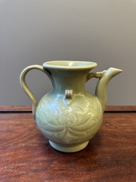 Een Chinese Longquan celadon wijnkan met anhua decor, Yuan/Ming