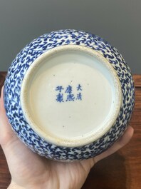 Paire de kendis en porcelaine de Chine bleu et blanc  &agrave; d&eacute;cor de rinceaux de lotus, 19&egrave;me