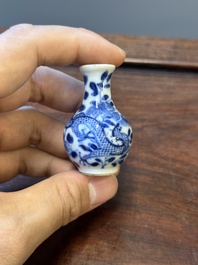 Dix vases et tabati&egrave;res en porcelaine de Chine en bleu et blanc, 19&egrave;me