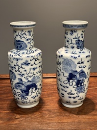 Een paar Chinese blauw-witte vazen met boeddhistische leeuwen, Kangxi merk, 19e eeuw