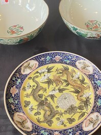 Une paire de bols en porcelaine de Chine famille rose et une assiette de style Dayazhai &agrave; d&eacute;cor de dragon, marque de Jiaqing, 19/20&egrave;me