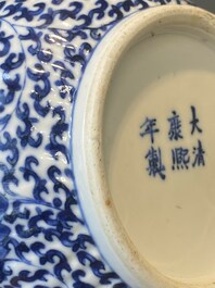 Paire de kendis en porcelaine de Chine bleu et blanc  &agrave; d&eacute;cor de rinceaux de lotus, 19&egrave;me