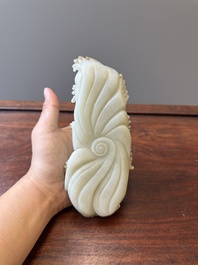 Een Chinese celadon jade sculptuur van een mythisch paard, 18e eeuw