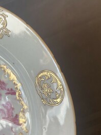 Paire d'assiettes en porcelaine de Chine en &eacute;maux rose &agrave; d&eacute;cor dor&eacute; d&rsquo;une vue sur le port, Qianlong