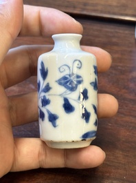 Tien Chinese blauw-witte vazen en snuifflessen, 19de eeuw