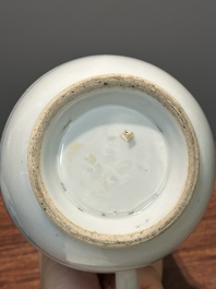 Deux verseuses couvertes en porcelaine de Chine en bleu et blanc &agrave; d&eacute;cor floral, Yongzheng/Qianlong