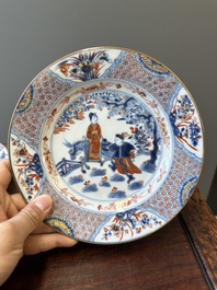 Een paar Chinese Imari-stijl 'Xi Xiang Ji' borden, Kangxi